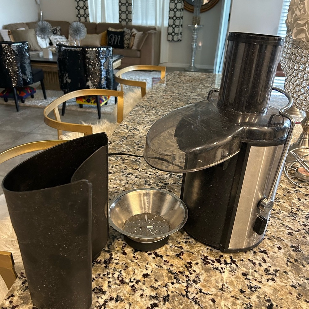 TRU JUICE EXTRACTOR Black and Silver Juicer